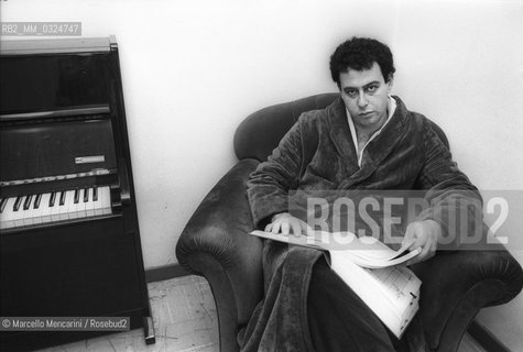 Israeli conductor Dalniel Oren in his dressing room (1981) / Il direttore dorchestra Daniel Oren in camerino (1981) - ©Marcello Mencarini/Rosebud2