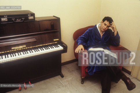 Israeli conductor Dalniel Oren in his dressing room (1981) / Il direttore dorchestra Daniel Oren in camerino (1981) - ©Marcello Mencarini/Rosebud2