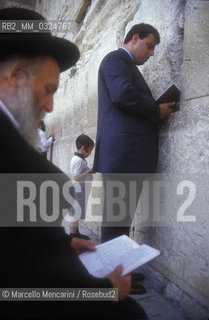 Jerusalem, 1991. Israeli conductor Daniel Oren praying at the Crying Wall / Gerusalemme, 1991. Il direttore dorchestra Daniel Oren mentre prega al muro del pianto - ©Marcello Mencarini/Rosebud2