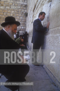 Jerusalem, 1991. Israeli conductor Daniel Oren praying at the Crying Wall / Gerusalemme, 1991. Il direttore dorchestra Daniel Oren mentre prega al muro del pianto - ©Marcello Mencarini/Rosebud2