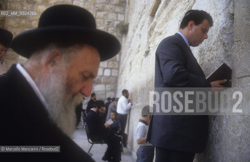 Jerusalem, 1991. Israeli conductor Daniel Oren praying at the Crying Wall / Gerusalemme, 1991. Il direttore dorchestra Daniel Oren mentre prega al muro del pianto - ©Marcello Mencarini/Rosebud2