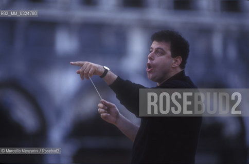 Venice, Saint Marks Square, 1991. Israeli conductor Daniel Oren during a rehearsal / Venezia, piazza San Marco, 1991. Il direttore dorchestra Daniel Oren durante una prova - ©Marcello Mencarini/Rosebud2