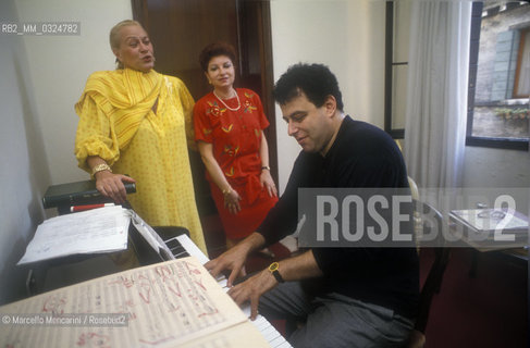 Venice, 1991. Conductor Daniel Oren with opera singers Lucia Valentini Terrani and Mariella Devia / Venezia, 1991. il direttore dorchestra Daniel Oren con le cantanti liriche Lucia Valentini Terrani e Mariella Devia - ©Marcello Mencarini/Rosebud2