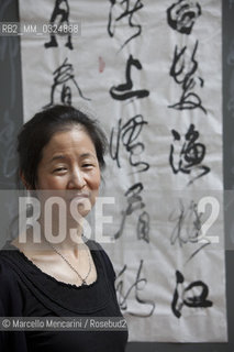 Festival of Literatures, Rome 2012. Japanese-American writer Julie Otsuka in front of some works by Chinese master calligrapher Xiao Yunru shown at Casa delle Letterature / Festival Letterature, Roma 2012. La scrittrice Julie Otsuka davanti ad alcune opere del calligrafo cinese Xiao Yunru esposte nella Casa delle Letterature - ©Marcello Mencarini/Rosebud2