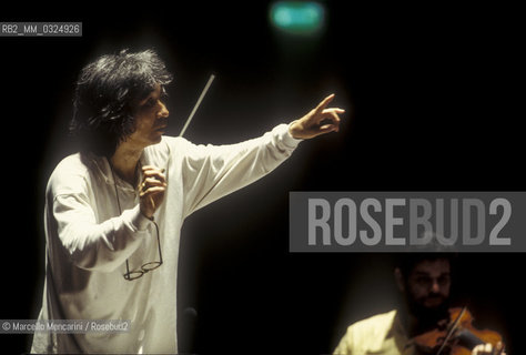 Florence, 1995. Japanese conductor Seiji Ozawa performing a rehearsal with Orchestra of the Florence May Festival / Firenze, 1995. Il direttore dorchestra Seiji Ozawa durante una prova con lorchestra del Maggio musicale fiorentino - ©Marcello Mencarini/Rosebud2