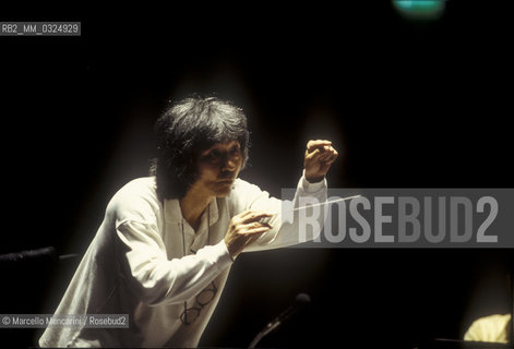 Florence, 1995. Japanese conductor Seiji Ozawa performing a rehearsal with Orchestra of the Florence May Festival / Firenze, 1995. Il direttore dorchestra Seiji Ozawa durante una prova con lorchestra del Maggio musicale fiorentino - ©Marcello Mencarini/Rosebud2