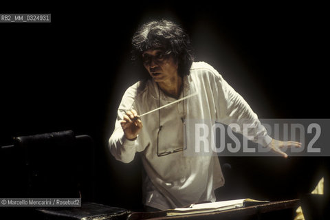 Florence, 1995. Japanese conductor Seiji Ozawa performing a rehearsal with Orchestra of the Florence May Festival / Firenze, 1995. Il direttore dorchestra Seiji Ozawa durante una prova con lorchestra del Maggio musicale fiorentino - ©Marcello Mencarini/Rosebud2