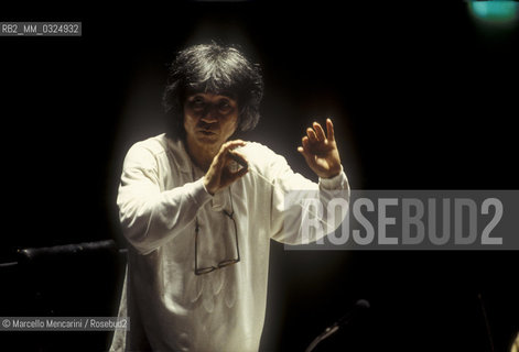 Florence, 1995. Japanese conductor Seiji Ozawa performing a rehearsal with Orchestra of the Florence May Festival / Firenze, 1995. Il direttore dorchestra Seiji Ozawa durante una prova con lorchestra del Maggio musicale fiorentino - ©Marcello Mencarini/Rosebud2