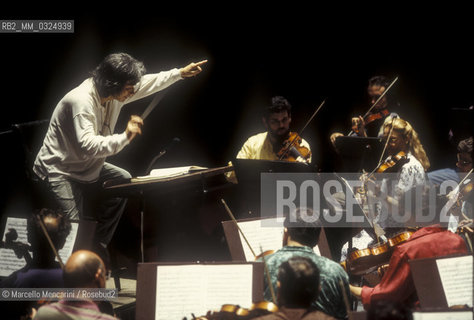 Florence, 1995. Japanese conductor Seiji Ozawa performing a rehearsal with Orchestra of the Florence May Festival / Firenze, 1995. Il direttore dorchestra Seiji Ozawa durante una prova con lorchestra del Maggio musicale fiorentino - ©Marcello Mencarini/Rosebud2