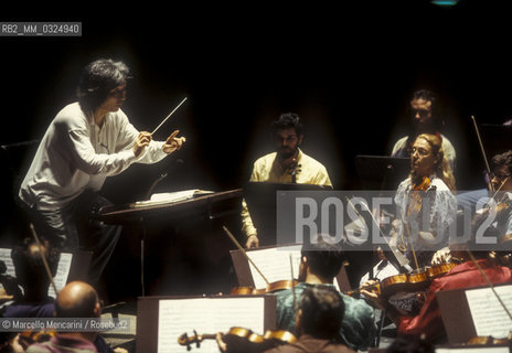 Florence, 1995. Japanese conductor Seiji Ozawa performing a rehearsal with Orchestra of the Florence May Festival / Firenze, 1995. Il direttore dorchestra Seiji Ozawa durante una prova con lorchestra del Maggio musicale fiorentino - ©Marcello Mencarini/Rosebud2