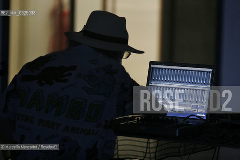 Milan Triennale, May 2006. American composer and visual artist Charlemagne Palestine while preparing the screening of his video Sacré Asnieres for inContemporanea numerodue festival, organized by O (former Oartoteca) / Triennale di Milano, maggio 2006.  Il compositore e artista visuale Charlemagne Palestine mentre prepara la proiezione del suo video Sacré Asnieres per la rassegna inContemporanea numerodue organizzata da O (già Oartoteca) - ©Marcello Mencarini/Rosebud2