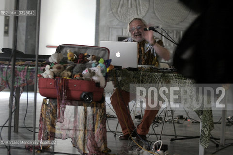 Milan Triennale, May 2006. American composer and visual artist Charlemagne Palestine while preparing the screening of his video Sacré Asnieres for inContemporanea numerodue festival, organized by O (former Oartoteca) / Triennale di Milano, maggio 2006.  Il compositore e artista visuale Charlemagne Palestine mentre prepara la proiezione del suo video Sacré Asnieres per la rassegna inContemporanea numerodue organizzata da O (già Oartoteca) - ©Marcello Mencarini/Rosebud2