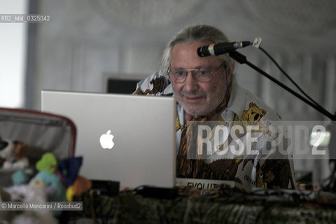 Milan Triennale, May 2006. American composer and visual artist Charlemagne Palestine while preparing the screening of his video Sacré Asnieres for inContemporanea numerodue festival, organized by O (former Oartoteca) / Triennale di Milano, maggio 2006.  Il compositore e artista visuale Charlemagne Palestine mentre prepara la proiezione del suo video Sacré Asnieres per la rassegna inContemporanea numerodue organizzata da O (già Oartoteca) - ©Marcello Mencarini/Rosebud2