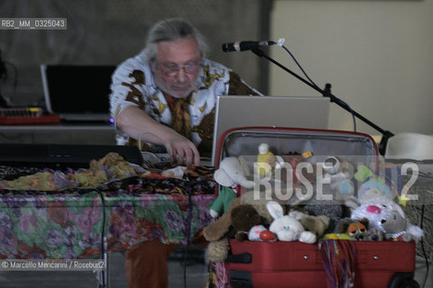 Milan Triennale, May 2006. American composer and visual artist Charlemagne Palestine while preparing the screening of his video Sacré Asnieres for inContemporanea numerodue festival, organized by O (former Oartoteca) / Triennale di Milano, maggio 2006.  Il compositore e artista visuale Charlemagne Palestine mentre prepara la proiezione del suo video Sacré Asnieres per la rassegna inContemporanea numerodue organizzata da O (già Oartoteca) - ©Marcello Mencarini/Rosebud2