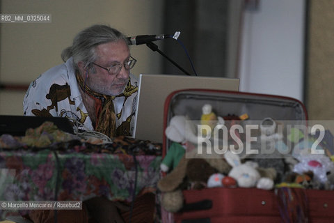 Milan Triennale, May 2006. American composer and visual artist Charlemagne Palestine while preparing the screening of his video Sacré Asnieres for inContemporanea numerodue festival, organized by O (former Oartoteca) / Triennale di Milano, maggio 2006.  Il compositore e artista visuale Charlemagne Palestine mentre prepara la proiezione del suo video Sacré Asnieres per la rassegna inContemporanea numerodue organizzata da O (già Oartoteca) - ©Marcello Mencarini/Rosebud2