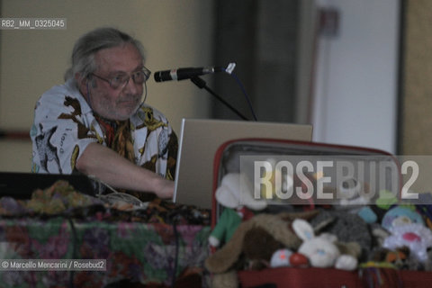 Milan Triennale, May 2006. American composer and visual artist Charlemagne Palestine while preparing the screening of his video Sacré Asnieres for inContemporanea numerodue festival, organized by O (former Oartoteca) / Triennale di Milano, maggio 2006.  Il compositore e artista visuale Charlemagne Palestine mentre prepara la proiezione del suo video Sacré Asnieres per la rassegna inContemporanea numerodue organizzata da O (già Oartoteca) - ©Marcello Mencarini/Rosebud2