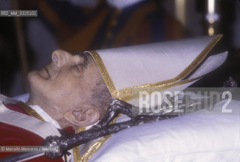 Rome, St. Peters Basilica 1978. Corpse of Pope Paolo VI (Giovanni Battista Montini) / Roma, Basilica di San Pietro 1978. La salma di papa Paolo VI - ©Marcello Mencarini/Rosebud2