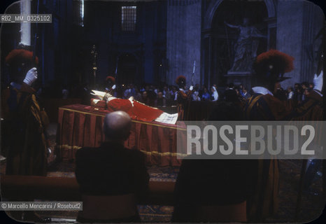 Rome, St. Peters Basilica 1978. Corpse of Pope Paolo VI (Giovanni Battista Montini) / Roma, Basilica di San Pietro 1978. La salma di papa Paolo VI - ©Marcello Mencarini/Rosebud2