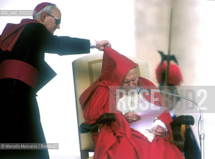 Vatican City, November 17, 2000. Pope John Paul II during an audience in St. Peters Square / Roma, Città del Vaticano, 17 novembre 2000. Papa Giovanni Paolo II durante unudienza in piazza San Pietro - ©Marcello Mencarini/Rosebud2