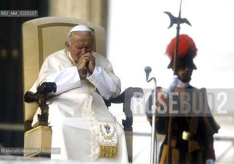 Vatican City, November 17, 2000. Pope John Paul II during an audience in St. Peters Square / Roma, Città del Vaticano, 17 novembre 2000. Papa Giovanni Paolo II durante unudienza in piazza San Pietro - ©Marcello Mencarini/Rosebud2