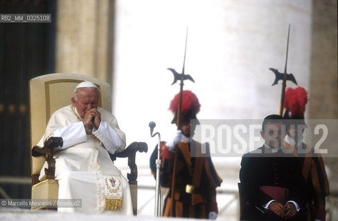 Vatican City, November 17, 2000. Pope John Paul II during an audience in St. Peters Square / Roma, Città del Vaticano, 17 novembre 2000. Papa Giovanni Paolo II durante unudienza in piazza San Pietro - ©Marcello Mencarini/Rosebud2