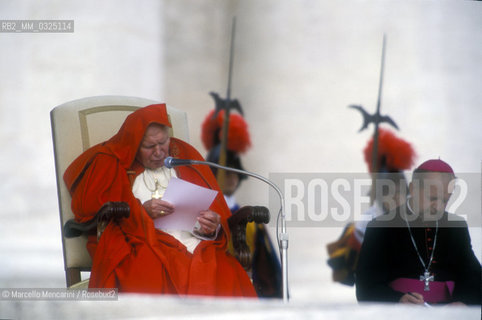 Vatican City, November 17, 2000. Pope John Paul II during an audience in St. Peters Square / Roma, Città del Vaticano, 17 novembre 2000. Papa Giovanni Paolo II durante unudienza in piazza San Pietro - ©Marcello Mencarini/Rosebud2