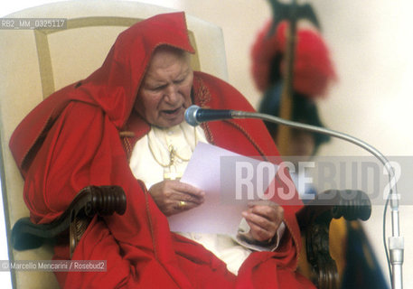 Vatican City, November 17, 2000. Pope John Paul II during an audience in St. Peters Square / Roma, Città del Vaticano, 17 novembre 2000. Papa Giovanni Paolo II durante unudienza in piazza San Pietro - ©Marcello Mencarini/Rosebud2