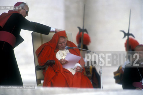 Vatican City, November 17, 2000. Pope John Paul II during an audience in St. Peters Square / Roma, Città del Vaticano, 17 novembre 2000. Papa Giovanni Paolo II durante unudienza in piazza San Pietro - ©Marcello Mencarini/Rosebud2