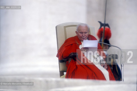 Vatican City, November 17, 2000. Pope John Paul II during an audience in St. Peters Square / Roma, Città del Vaticano, 17 novembre 2000. Papa Giovanni Paolo II durante unudienza in piazza San Pietro - ©Marcello Mencarini/Rosebud2