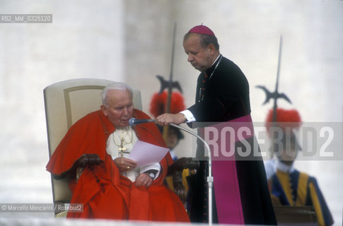 Vatican City, November 17, 2000. Pope John Paul II during an audience in St. Peters Square / Roma, Città del Vaticano, 17 novembre 2000. Papa Giovanni Paolo II durante unudienza in piazza San Pietro - ©Marcello Mencarini/Rosebud2