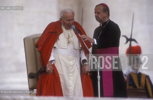 Vatican City, November 17, 2000. Pope John Paul II during an audience in St. Peters Square / Roma, Città del Vaticano, 17 novembre 2000. Papa Giovanni Paolo II durante unudienza in piazza San Pietro - ©Marcello Mencarini/Rosebud2