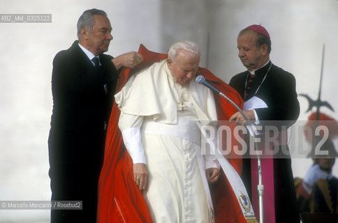 Vatican City, November 17, 2000. Pope John Paul II during an audience in St. Peters Square / Roma, Città del Vaticano, 17 novembre 2000. Papa Giovanni Paolo II durante unudienza in piazza San Pietro - ©Marcello Mencarini/Rosebud2