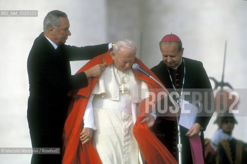 Vatican City, November 17, 2000. Pope John Paul II during an audience in St. Peters Square / Roma, Città del Vaticano, 17 novembre 2000. Papa Giovanni Paolo II durante unudienza in piazza San Pietro - ©Marcello Mencarini/Rosebud2