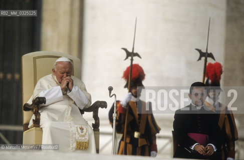 Vatican City, November 17, 2000. Pope John Paul II during an audience in St. Peters Square / Roma, Città del Vaticano, 17 novembre 2000. Papa Giovanni Paolo II durante unudienza in piazza San Pietro - ©Marcello Mencarini/Rosebud2