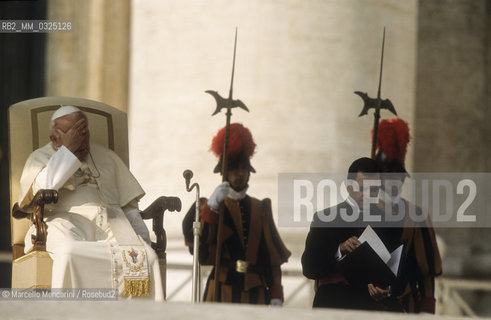 Vatican City, November 17, 2000. Pope John Paul II during an audience in St. Peters Square / Roma, Città del Vaticano, 17 novembre 2000. Papa Giovanni Paolo II durante unudienza in piazza San Pietro - ©Marcello Mencarini/Rosebud2