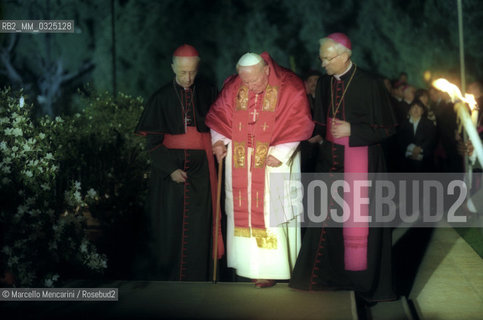 Rome, Coliseum, April 21, 2000. Pope John Paul II along the Way of the Cross / Roma, Colosseo, 21 aprile 2000. Papa Giovanni Paolo II percorre la Via Crucis - ©Marcello Mencarini/Rosebud2