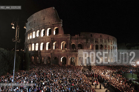 Rome, Coliseum. April 21, 2000. Crowd attending Stations of the Cross event with Pope John Paul II / Roma, Colosseo, 21 aprile 2000. Folla che assiste alla Via Crucis con Papa Giovanni Paolo II - ©Marcello Mencarini/Rosebud2