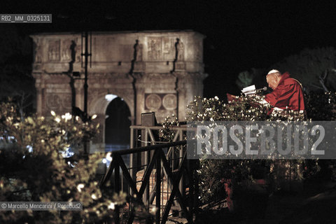 Rome, Coliseum, April 21, 2000. Pope John Paul II speaks during the Stations of the Cross event / Roma, Colosseo. 21 aprile 2000. Papa Giovanni Paolo II pronuncia un discorso durante la Via Crucis - ©Marcello Mencarini/Rosebud2