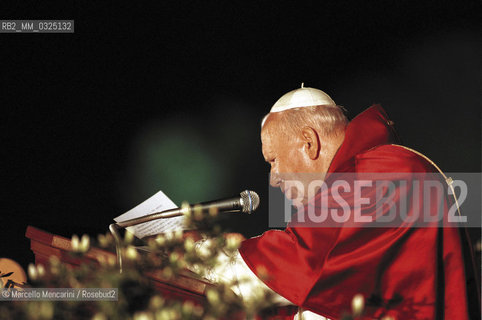 Rome, Coliseum, April 21, 2000. Pope John Paul II speaks during the Stations of the Cross event / Roma, Colosseo. 21 aprile 2000. Papa Giovanni Paolo II pronuncia un discorso durante la Via Crucis - ©Marcello Mencarini/Rosebud2