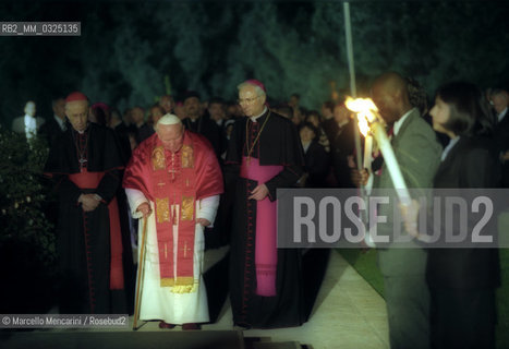 Rome, Coliseum, April 21, 2000. Pope John Paul II along the Way of the Cross / Roma, Colosseo, 21 aprile 2000. Papa Giovanni Paolo II percorre la Via Crucis - ©Marcello Mencarini/Rosebud2