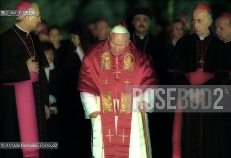 Rome, Coliseum, April 21, 2000. Pope John Paul II along the Way of the Cross / Roma, Colosseo, 21 aprile 2000. Papa Giovanni Paolo II percorre la Via Crucis - ©Marcello Mencarini/Rosebud2