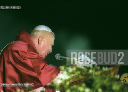 Rome, Coliseum, April 21, 2000. Pope John Paul II speaks during the Stations of the Cross event / Roma, Colosseo. 21 aprile 2000. Papa Giovanni Paolo II pronuncia un discorso durante la Via Crucis - ©Marcello Mencarini/Rosebud2