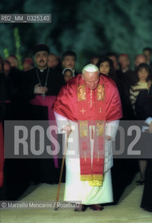 Rome, Coliseum, April 21, 2000. Pope John Paul II along the Way of the Cross / Roma, Colosseo, 21 aprile 2000. Papa Giovanni Paolo II percorre la Via Crucis - ©Marcello Mencarini/Rosebud2