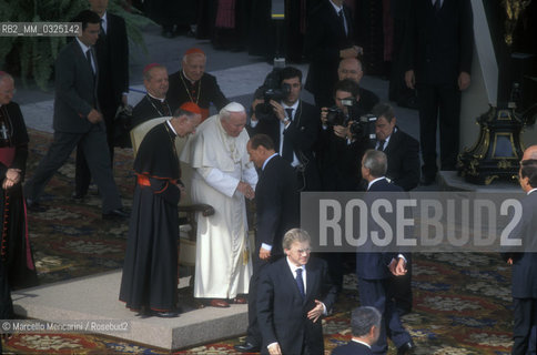 Vartican City, St. Peters Square, October 30, 1999. Pope John Pope II meets Italian Prime Minister Silvio Berlusconi, during the Conference of Catholic Schools / Città del Vaticano, piazza San Pietro, 30 ottobre 1999. Papa Giovanni Paolo II incontra il premier Silvio Berlusconi durante lAssemblea delle scuole cattoliche - ©Marcello Mencarini/Rosebud2