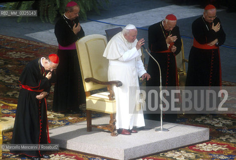 Vartican City, St. Peters Square, October 30, 1999. Pope John Pope II meets the Conference of Catholic Schools / Città del Vaticano, piazza San Pietro, 30 ottobre 1999. Papa Giovanni Paolo II incontra lAssemblea delle scuole cattoliche - ©Marcello Mencarini/Rosebud2