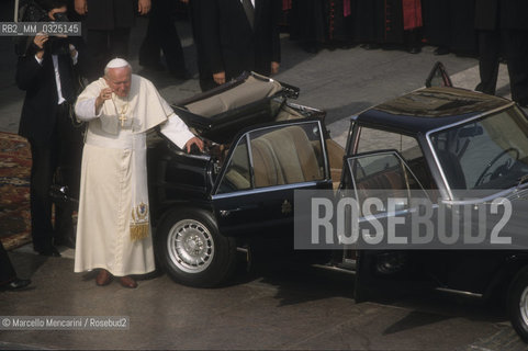 Vatican City, November 3, 1999. Pope John Paul II arriving by car in St. Peters square / Città del Vaticano, 3 novembre 1999. Papa Giovanni Paolo II arriva in automobile in piazza San Pietro - ©Marcello Mencarini/Rosebud2