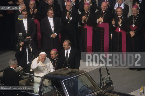 Vatican City, November 3, 1999. Pope John Paul II arriving by car in St. Peters square / Città del Vaticano, 3 novembre 1999. Papa Giovanni Paolo II arriva in automobile in piazza San Pietro - ©Marcello Mencarini/Rosebud2