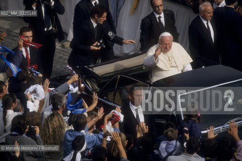 Vatican City, November 3, 1999. Pope John Paul II arriving by car in St. Peters square / Città del Vaticano, 3 novembre 1999. Papa Giovanni Paolo II arriva in automobile in piazza San Pietro - ©Marcello Mencarini/Rosebud2