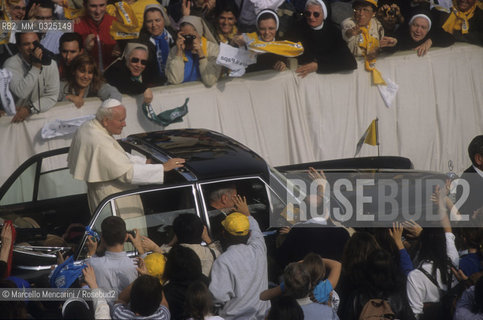 Vatican City, November 3, 1999. Pope John Paul II arriving by car in St. Peters square / Città del Vaticano, 3 novembre 1999. Papa Giovanni Paolo II arriva in automobile in piazza San Pietro - ©Marcello Mencarini/Rosebud2