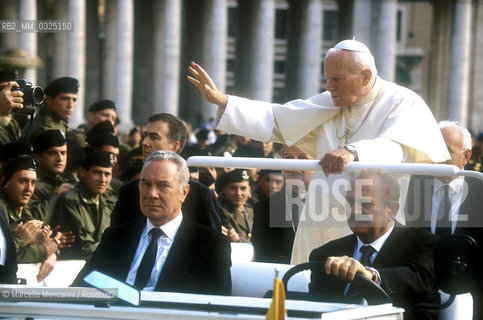 Vatican City, November 17, 2000. Pope John Paul II on his popemobile in St. Peters Square / Città del Vaticano, 17 novembre 2000. Papa Giovanni Paolo II sulla papamobile in piazza San Pietro - ©Marcello Mencarini/Rosebud2